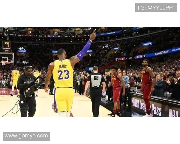 传奇球星无声退场全场球迷起立致敬感动瞬间铭刻心间